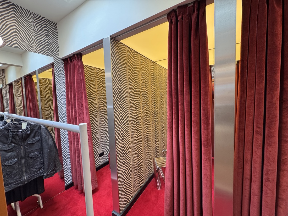 Y2K Changing Rooms 1.HEIC